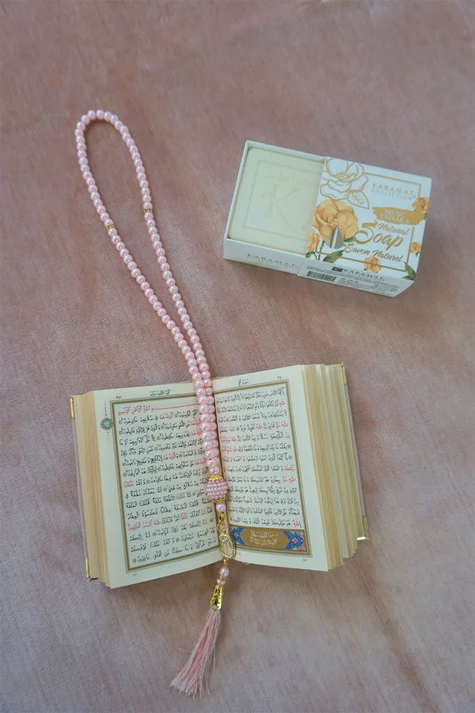 Lale Collection® Light Samt-Gebetsteppich-Set Pastellrosa Gebetskette Koran Oud Musc 100% Naturseife (vegan & Tierversuchsfrei) Duft (Sajadah/Prayer Rug/prayer Mat) Tesbih 99 Perlen Namaz Muslim Quran Islam