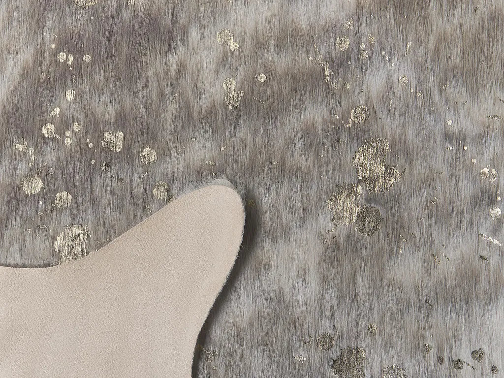  Kunstfell Teppich Beige / Grau Mit Goldenen Akzenten 150 X 200 Cm Webpelz Kuh Fellform Pelzimitat Bettvorleger Überwurf Für Sofa Sessel Stühle
