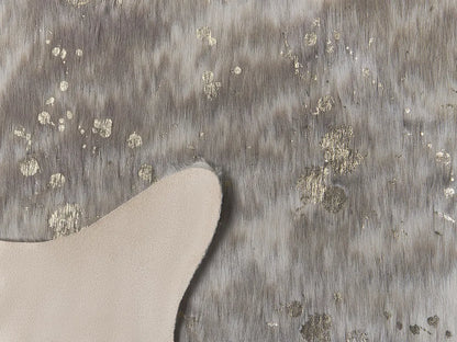  Kunstfell Teppich Beige / Grau Mit Goldenen Akzenten 150 X 200 Cm Webpelz Kuh Fellform Pelzimitat Bettvorleger Überwurf Für Sofa Sessel Stühle