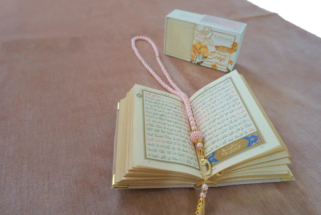  Lale Collection® Light Samt-Gebetsteppich-Set Pastellrosa Gebetskette Koran Oud Musc 100% Naturseife (vegan & Tierversuchsfrei) Duft (Sajadah/Prayer Rug/prayer Mat) Tesbih 99 Perlen Namaz Muslim Quran Islam