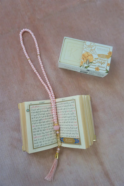  Lale Collection® Light Samt-Gebetsteppich-Set Pastellrosa Gebetskette Koran Oud Musc 100% Naturseife (vegan & Tierversuchsfrei) Duft (Sajadah/Prayer Rug/prayer Mat) Tesbih 99 Perlen Namaz Muslim Quran Islam