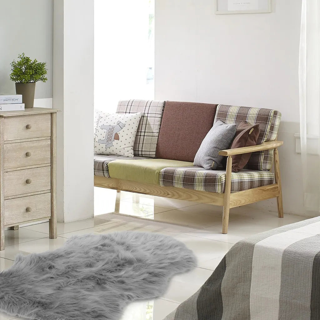  Navaris Schaffell Kunstfell Fell Imitat - 60x90cm Teppich Weich Kuscheldecke - Faux Lammfell Vegan - Sofa Vorleger Matte Dekofell Pflegeleicht In Grau