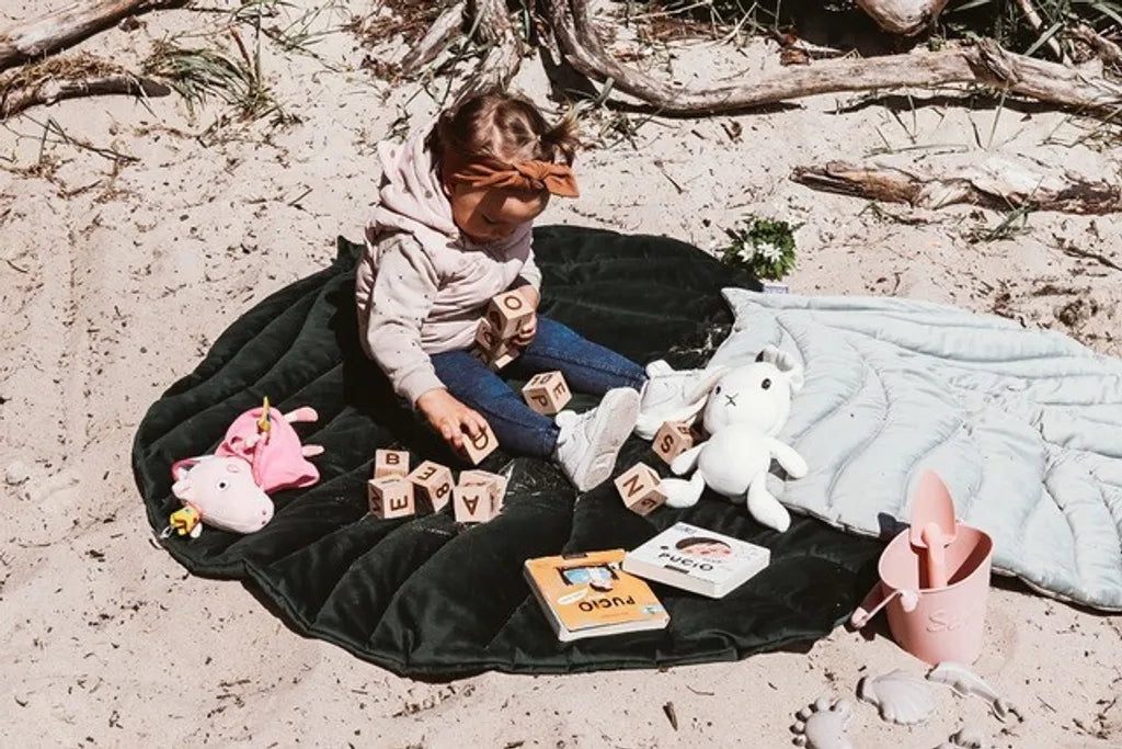  Bellochi Spielmatte Für Baby Und Kinder - Dunkelgrün - 138x120 Cm - Universal Spielteppich Zum Krabbelnlernen - Für Innen- Und Außenbereich - Weiches Veloursstoff - Blattform